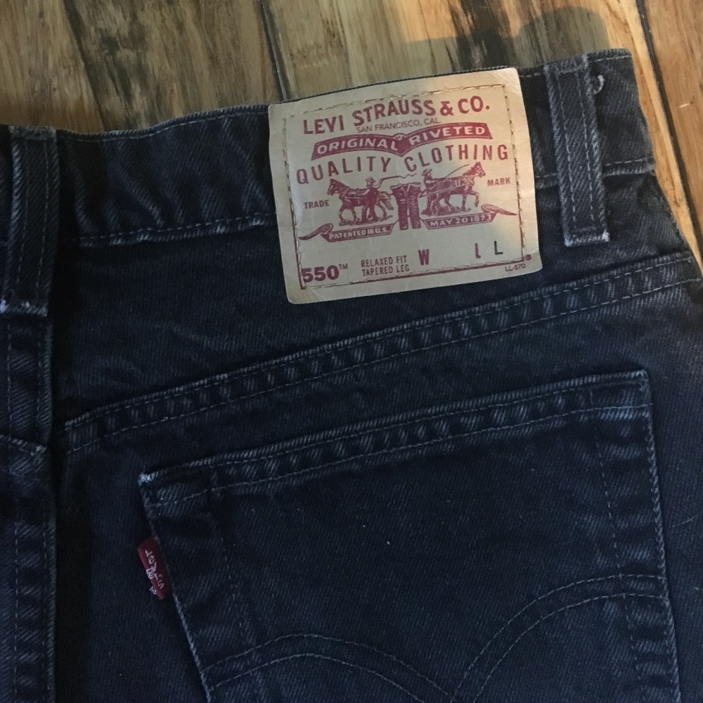 Levi 550 Relaxed Fit Black Denim Shorts - Picture 5 of 6
